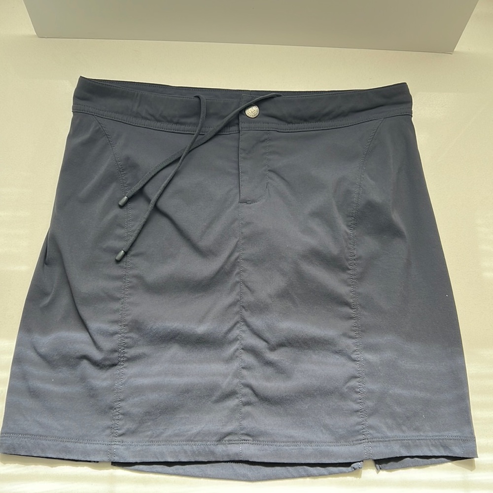 Columbia Trail Skirt Omni-Shield Size 6 with built in shorts dusty Blue
